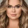 WEBP Chica joven usa lente Armazón Lob Selene, este elegante diseño inspirado en la diosa de la luna combina estilo y funcionalidad.