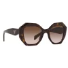 Lentes Solares Prada para Mujer: Elegancia y protección en cada detalle. Con un diseño sofisticado y materiales de alta calidad, estos lentes combinan estilo y confort